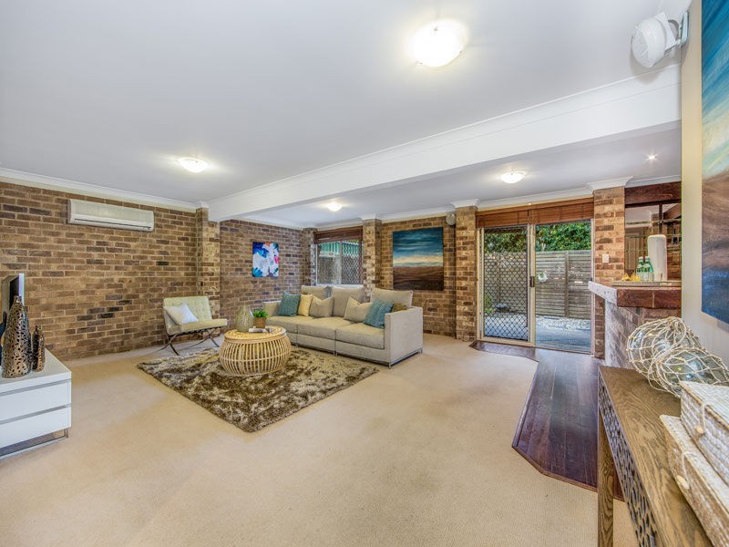 63 Gordon Pde, Manly QLD 4179