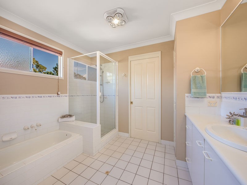 63 Gordon Pde, Manly QLD 4179