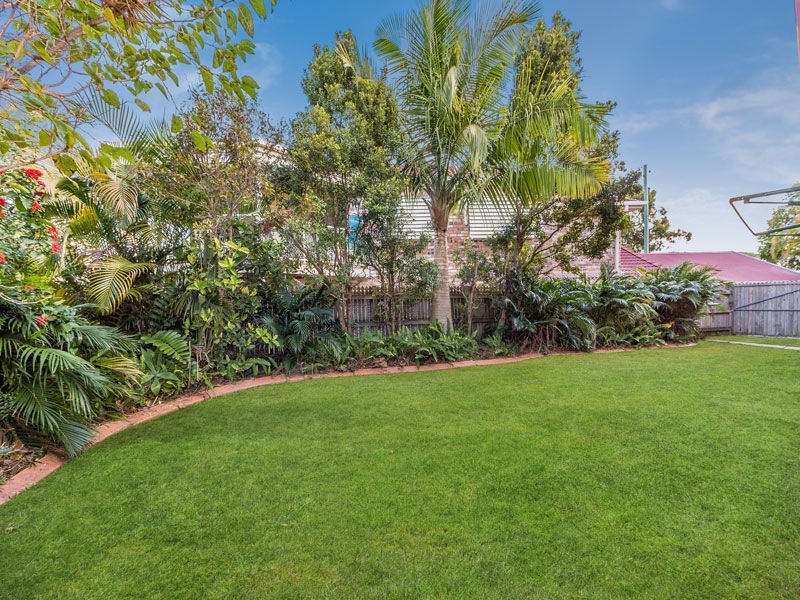 63 Gordon Pde, Manly QLD 4179