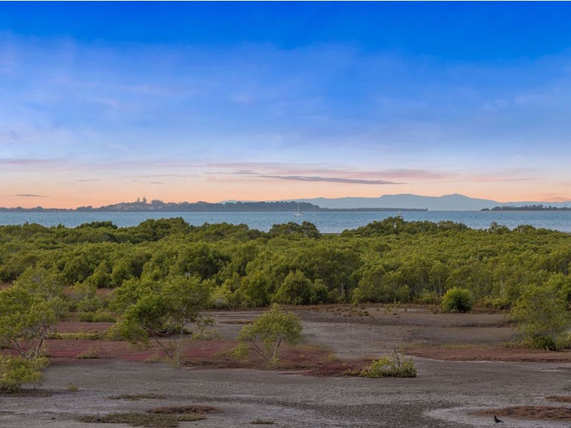 813 Esplanade, Lota QLD 4179