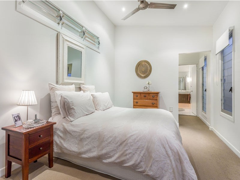 813 Esplanade, Lota QLD 4179