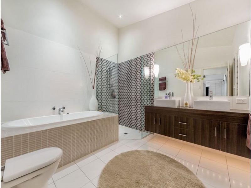 813 Esplanade, Lota QLD 4179