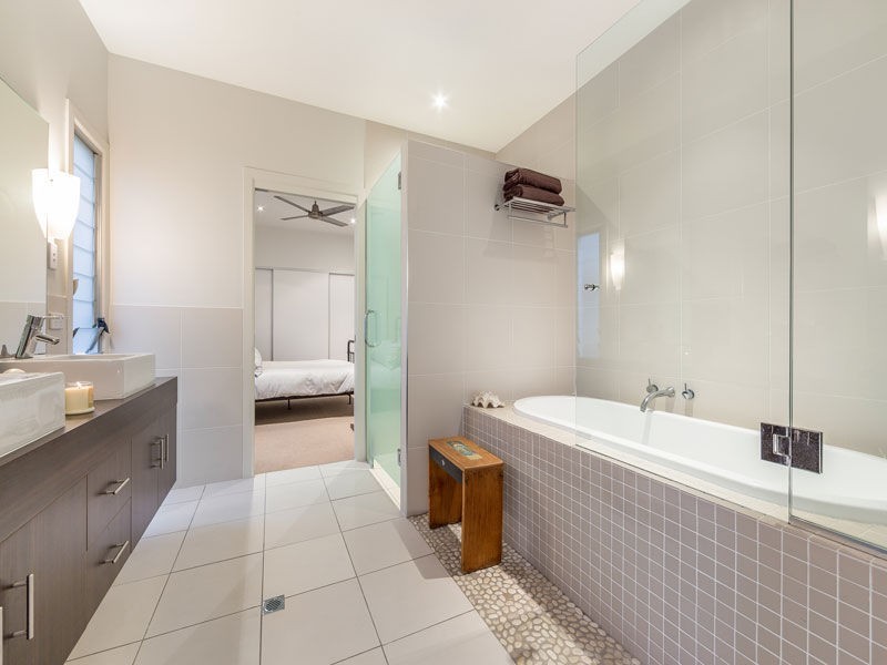 813 Esplanade, Lota QLD 4179