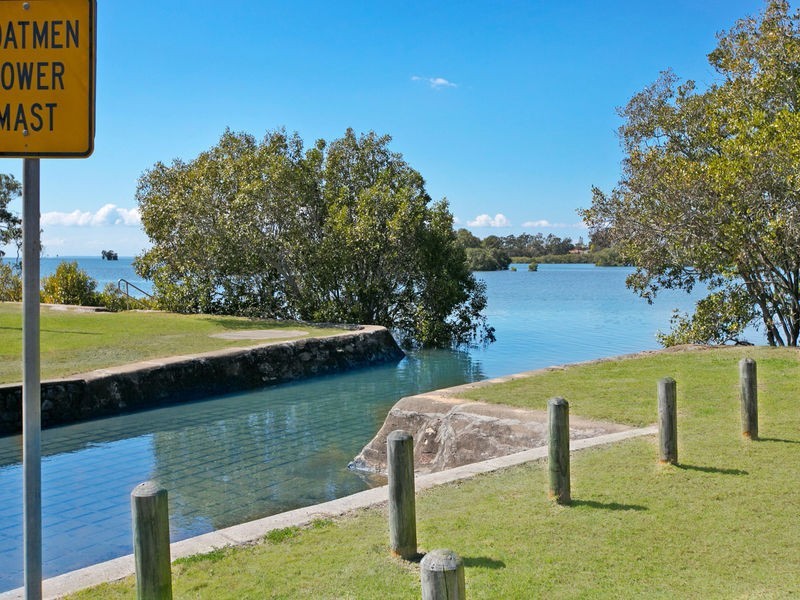819 Esplanade, Lota QLD 4179