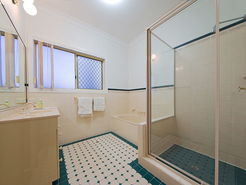 2 Iona Close, Belmont QLD 4153