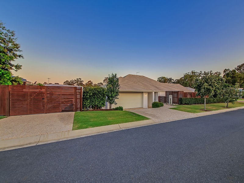 4 Thomson Place, Wakerley QLD 4154