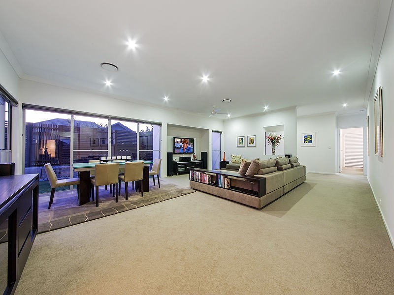 4 Thomson Place, Wakerley QLD 4154