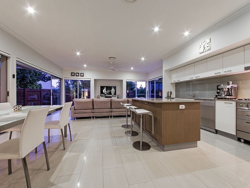 4 Thomson Place, Wakerley QLD 4154