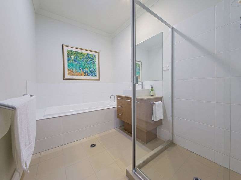 4 Thomson Place, Wakerley QLD 4154