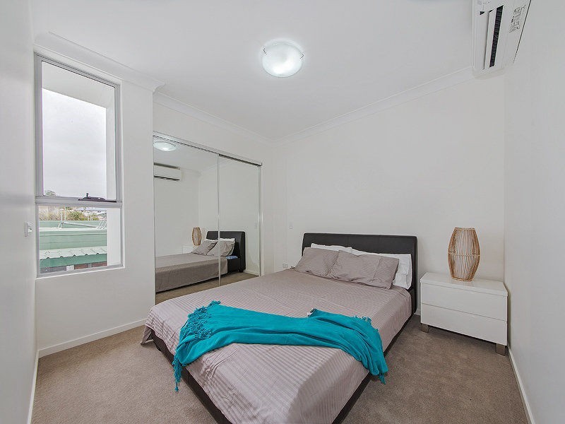 2/54 Yamboyna Street, Manly QLD 4179