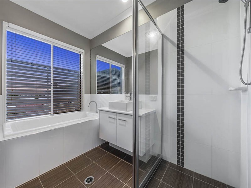 13 Parkview Ave, Wynnum QLD 4178