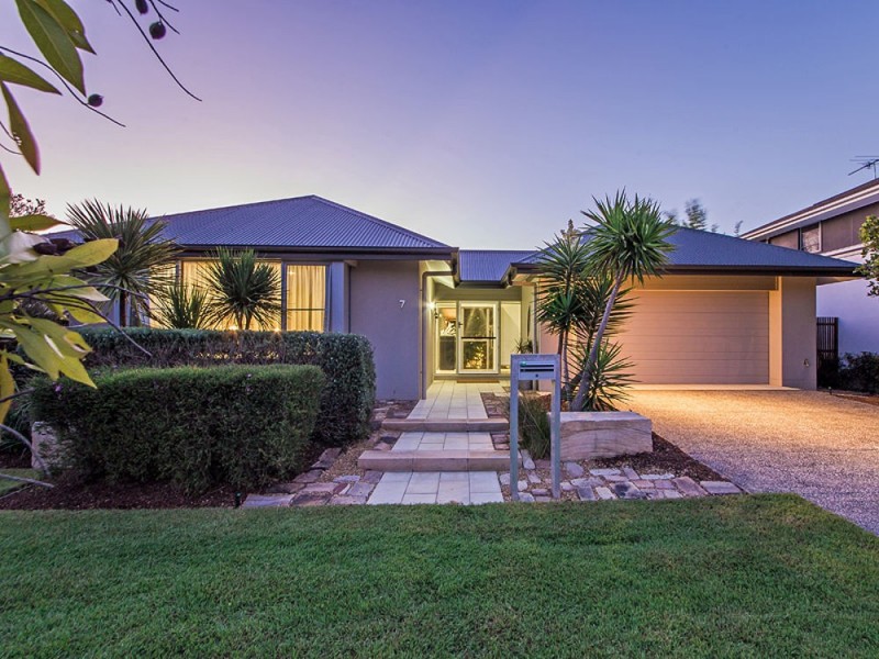 7 Esk Crescent, Wakerley QLD 4154