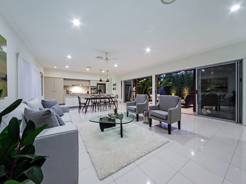 7 Esk Crescent, Wakerley QLD 4154