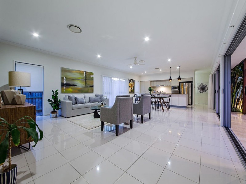 7 Esk Crescent, Wakerley QLD 4154
