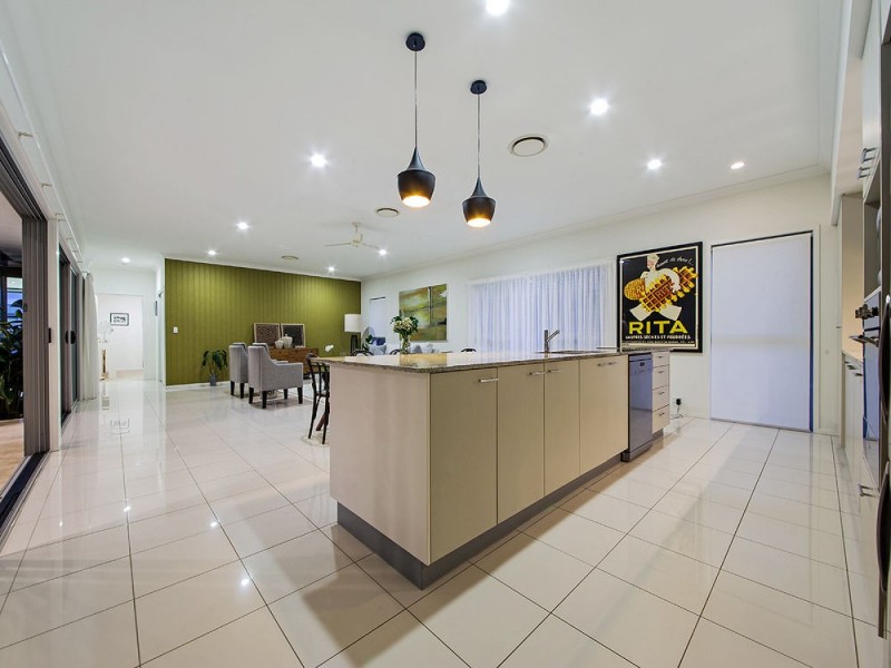 7 Esk Crescent, Wakerley QLD 4154