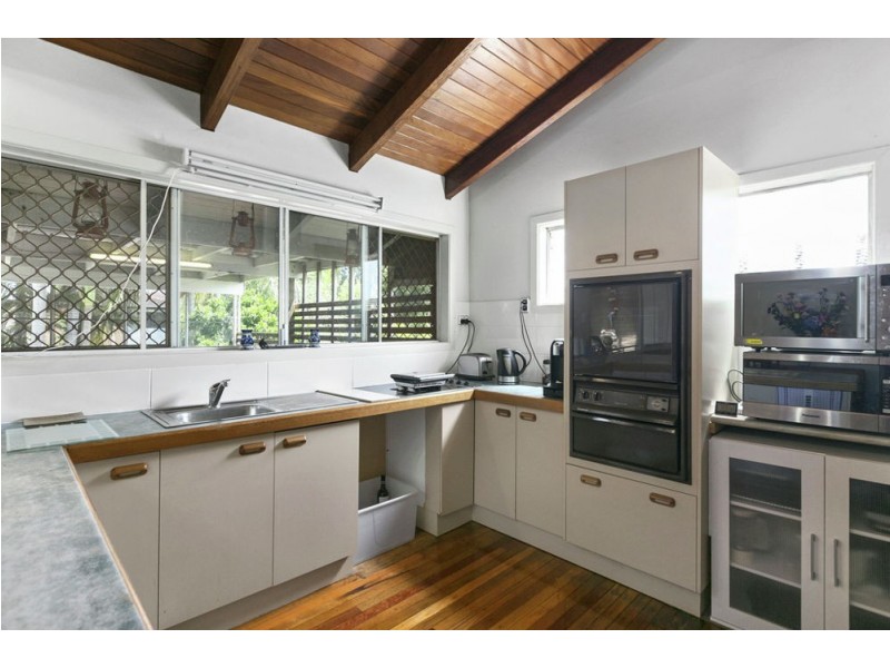 255 Wondall Rd, Wynnum West QLD 4178