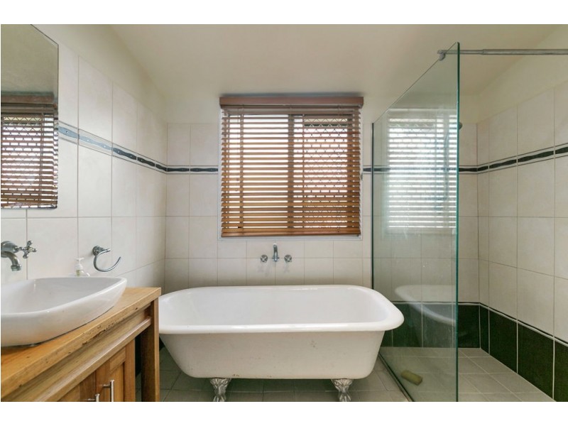 11 Raeburn St, Manly QLD 4179