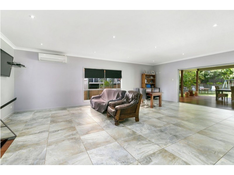 11 Raeburn St, Manly QLD 4179