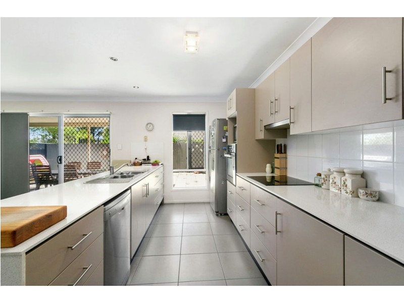 36 Crawford Rd, Wynnum West QLD 4178