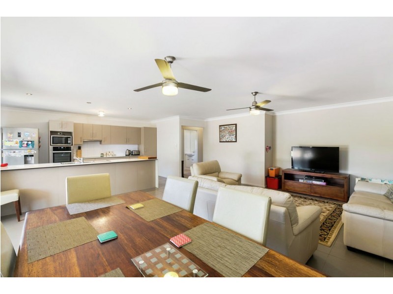 36 Crawford Rd, Wynnum West QLD 4178