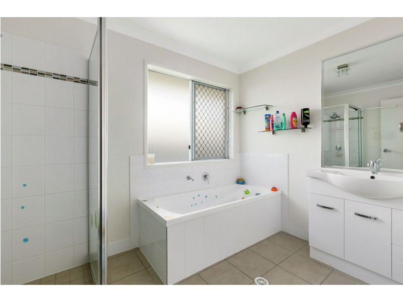 36 Crawford Rd, Wynnum West QLD 4178