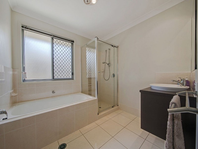 10 Rymera Crescent, Gumdale QLD 4154