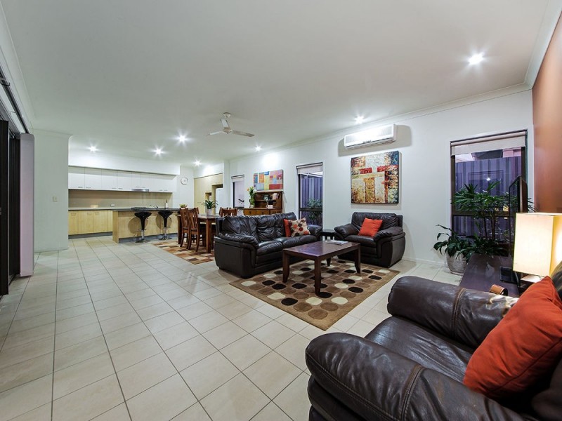 15 Hawksbury Crescent, Wakerley QLD 4154