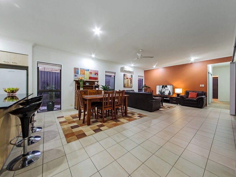 15 Hawksbury Crescent, Wakerley QLD 4154