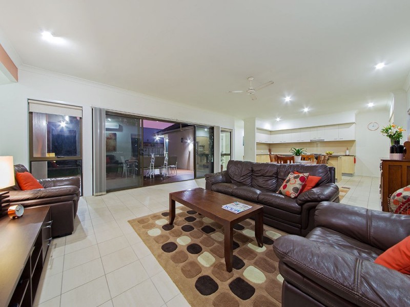 15 Hawksbury Crescent, Wakerley QLD 4154