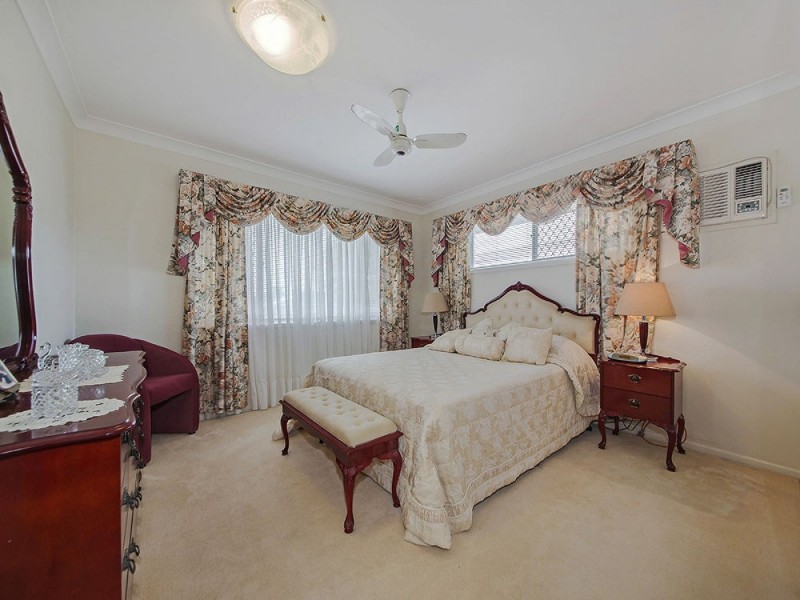 18 Attey Street (aka 1 Roanoak St), Manly West QLD 4179