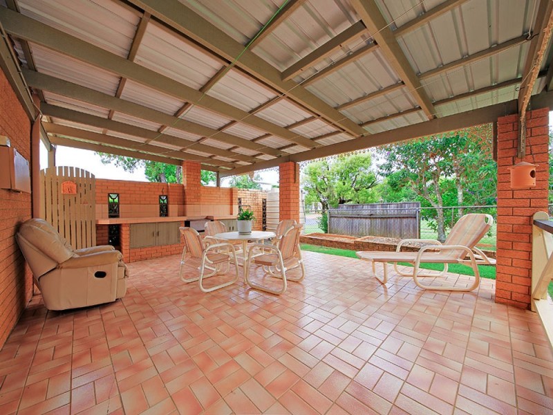 18 Attey Street (aka 1 Roanoak St), Manly West QLD 4179