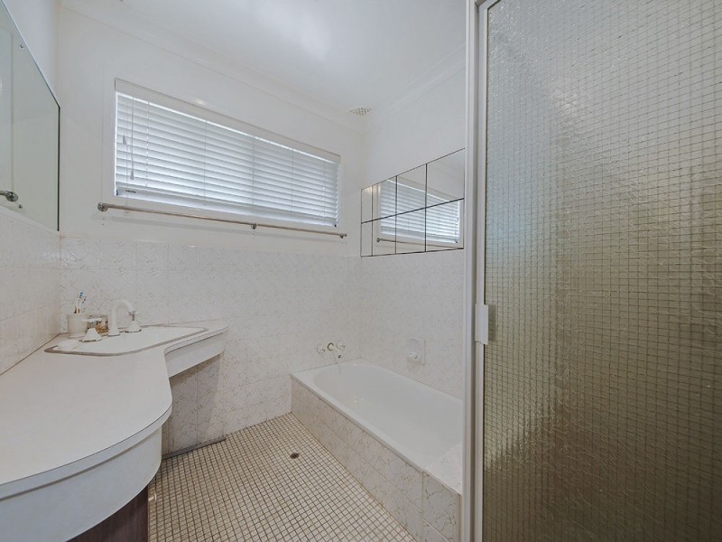 18 Attey Street (aka 1 Roanoak St), Manly West QLD 4179