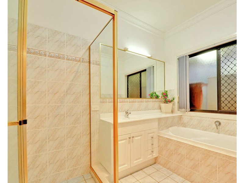 27 Saunders Place, Wynnum QLD 4178