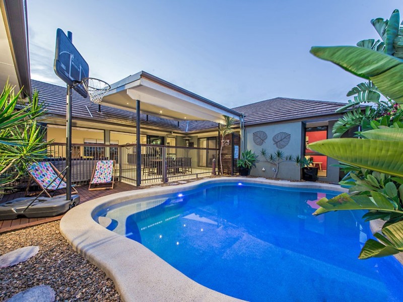 8 Torrens Cr, Wakerley QLD 4154