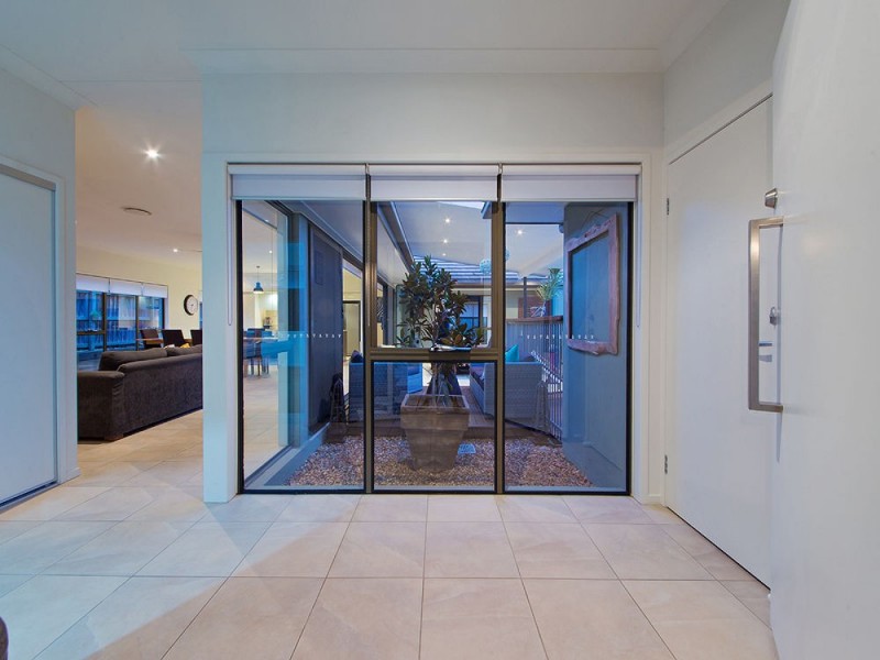 8 Torrens Cr, Wakerley QLD 4154