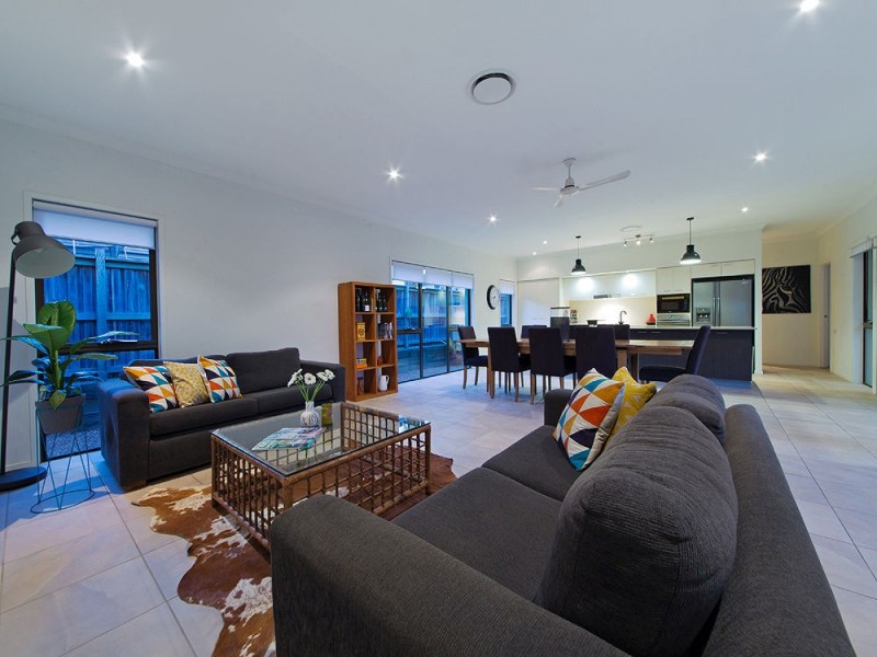 8 Torrens Cr, Wakerley QLD 4154