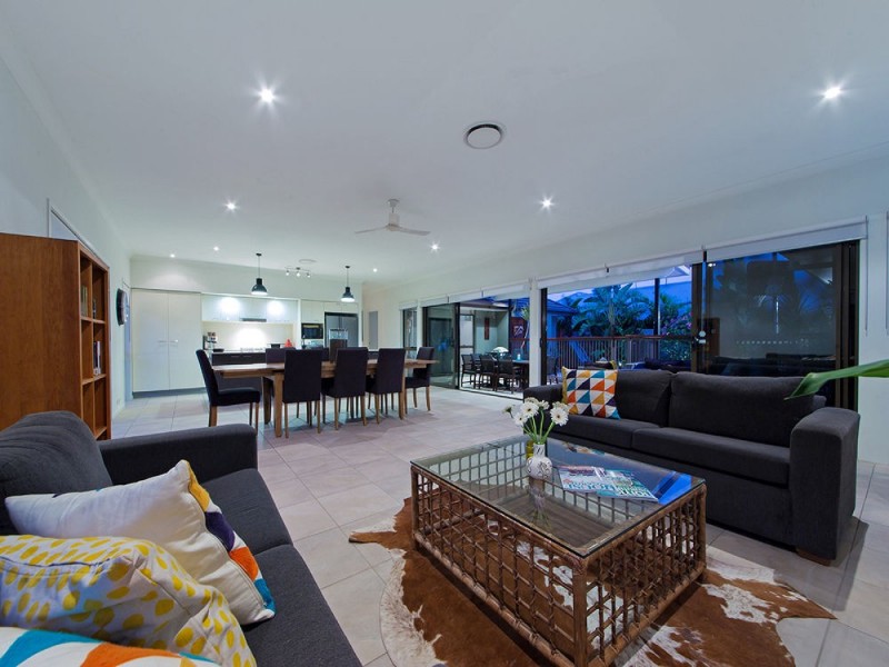 8 Torrens Cr, Wakerley QLD 4154