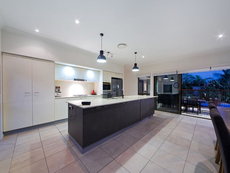 8 Torrens Cr, Wakerley QLD 4154