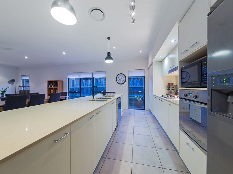 8 Torrens Cr, Wakerley QLD 4154