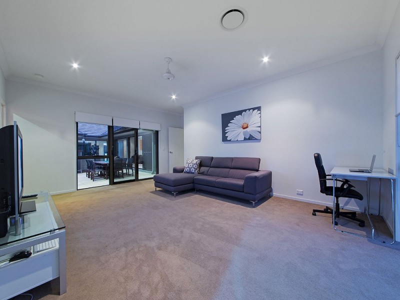 8 Torrens Cr, Wakerley QLD 4154