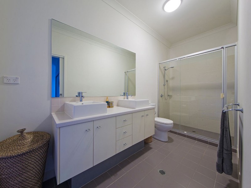 8 Torrens Cr, Wakerley QLD 4154