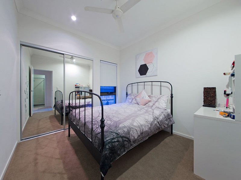 8 Torrens Cr, Wakerley QLD 4154