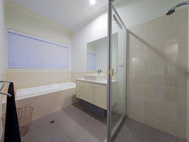 8 Torrens Cr, Wakerley QLD 4154