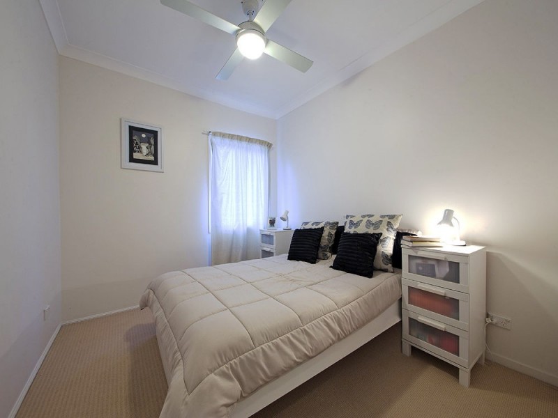 735 Esplanade, Lota QLD 4179