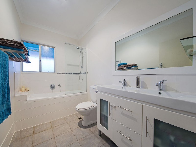 735 Esplanade, Lota QLD 4179