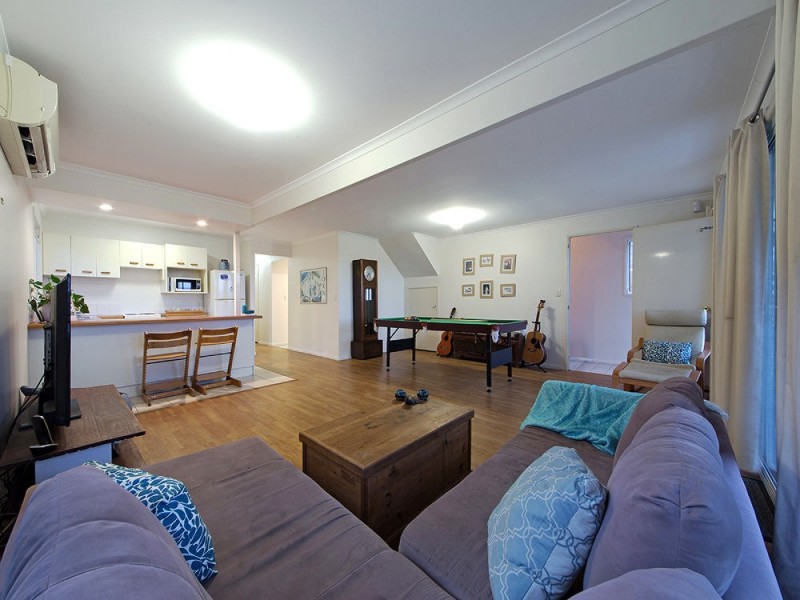 735 Esplanade, Lota QLD 4179
