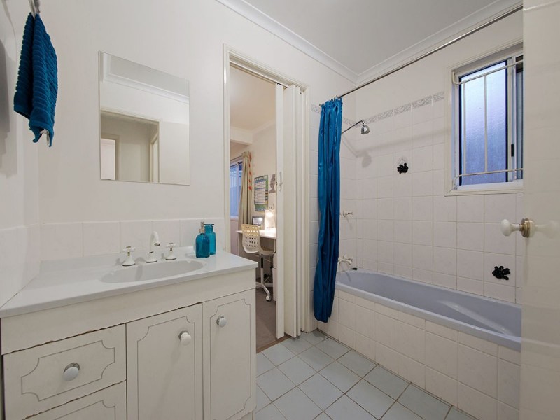 735 Esplanade, Lota QLD 4179