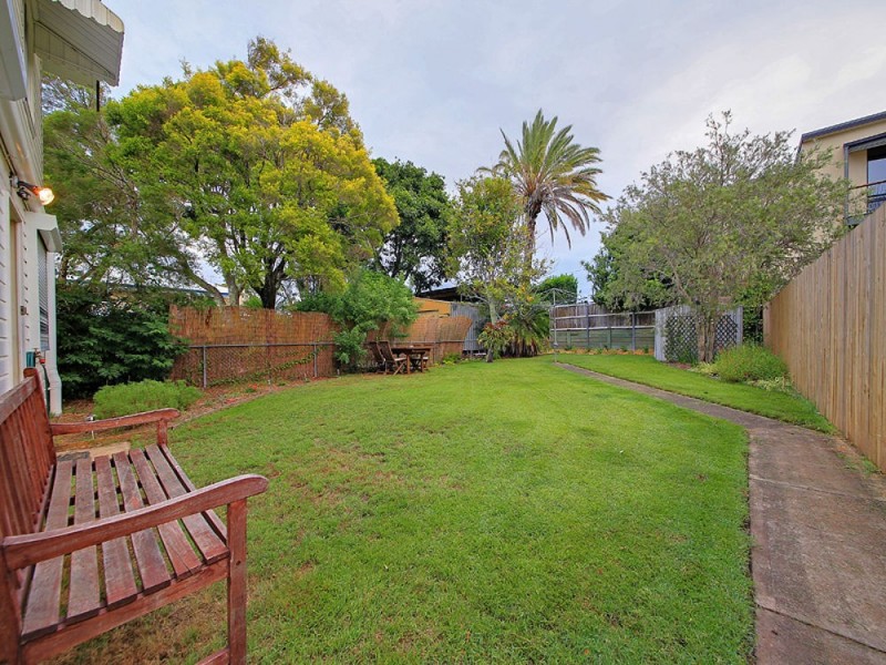 735 Esplanade, Lota QLD 4179