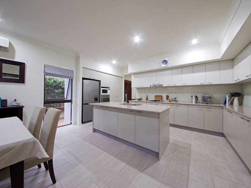 6 Barrington Crescent, Wakerley QLD 4154