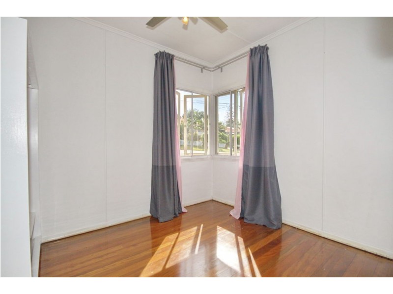 54 Roseneath Pde, Wynnum West QLD 4178